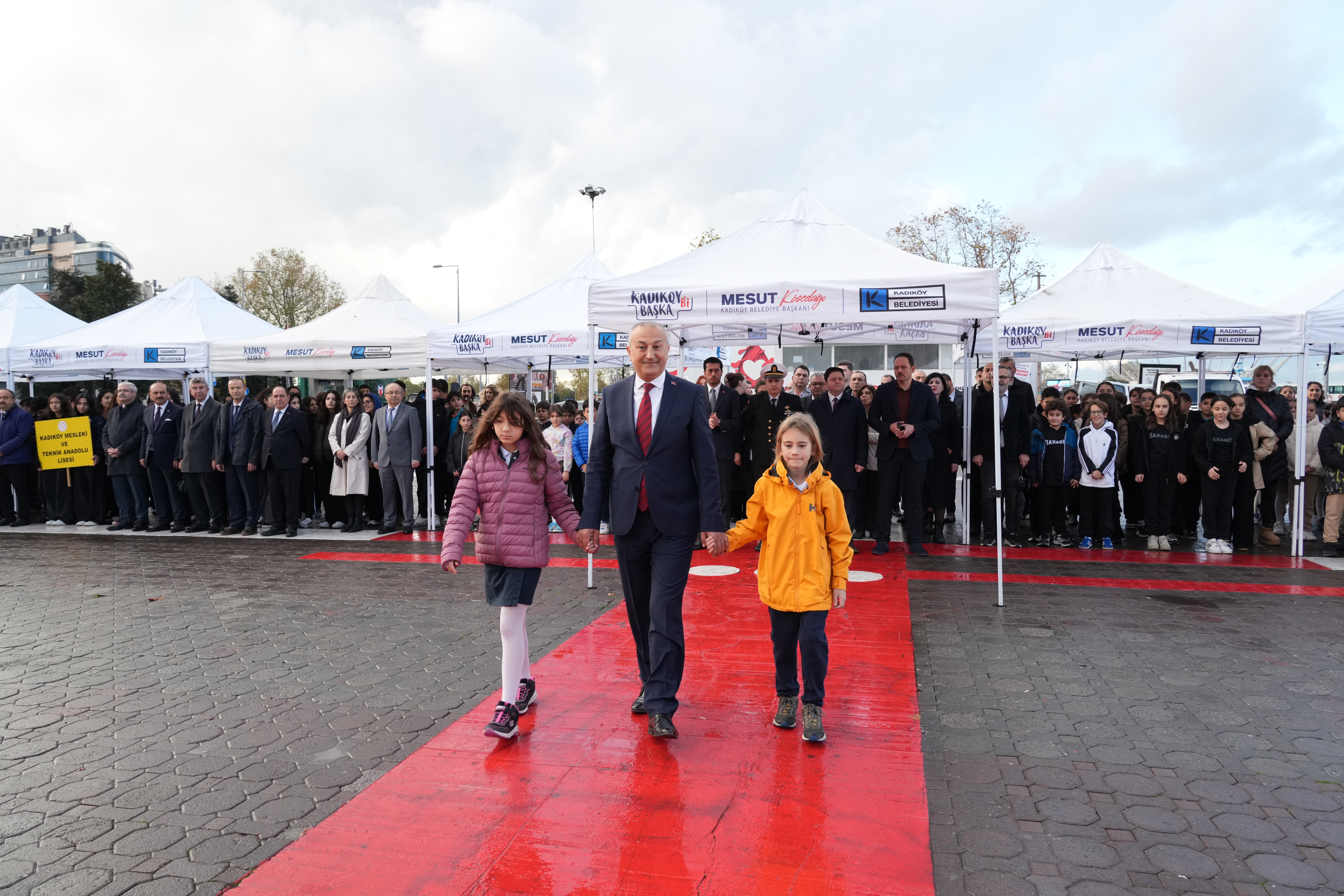 Öğretmenler Günü’nde Atatürk Anıtı’na çelenk